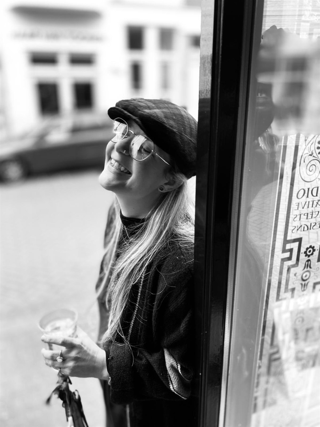 Marlies van Lucy's Web lacht, leunend in een deuropening in Arnhem