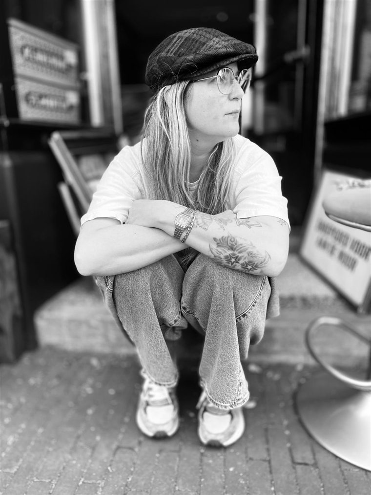 Marlies Stevens van Lucy's Web op de stoep in Arnhem